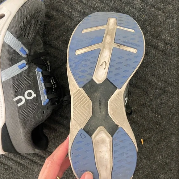 On Running Cloud eclipse size 7.5 women’s - Picture 6 of 8